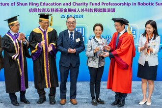 Professor Chiu presents the CU Medicine bear statue as a souvenir to representatives of the Shun Hing Education and Charity Fund. 