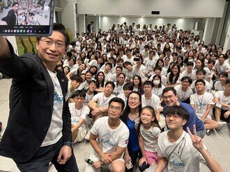 Dean CHIU taking selfie with around 250 participants and student ambassadors