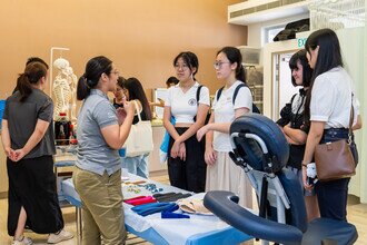 Demonstration by students of School of Chinese Medicine