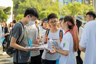 Student ambassador shared the programme information with visitors