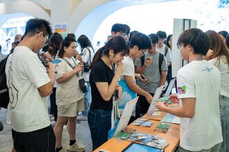 The survey counter was crowded by the visitors