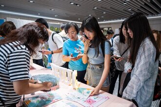 Visitors joined the booth activity arranged by School of Biomedical Sciences