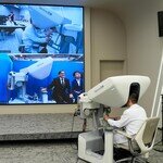 中大成功利用自家研發的腹腔鏡機械人完成橫跨歐亞三地20,000公里遙距手術 彰顯香港突破地域界限  匯聚國際知名醫學專家為全球病患提供頂尖手術服務的關鍵角色  