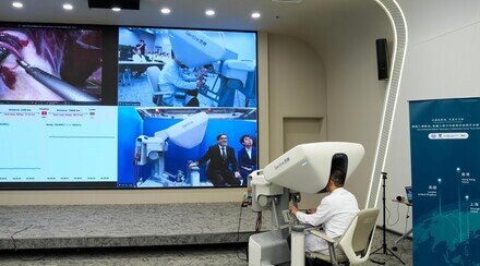 中大成功利用自家研發的腹腔鏡機械人完成橫跨歐亞三地20,000公里遙距手術 彰顯香港突破地域界限  匯聚國際知名醫學專家為全球病患提供頂尖手術服務的關鍵角色  